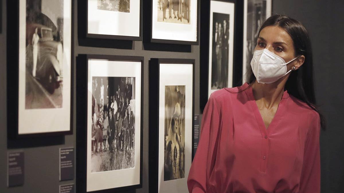 La reina Letizia con vestido rosa de Hugo Boss en una exposición sobre Berlanga