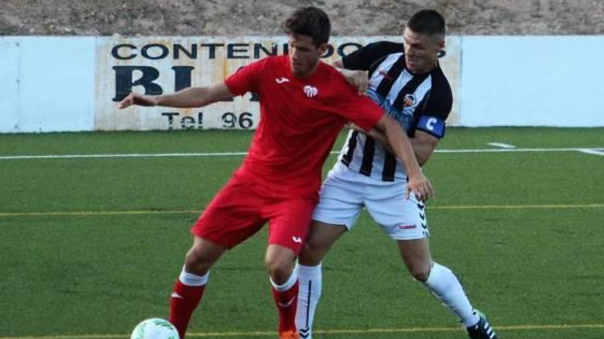 El capitán Guille Vázquez presiona al delantero Javi Boix en el partido ganado el viernes en el campo del Atlético Saguntino.