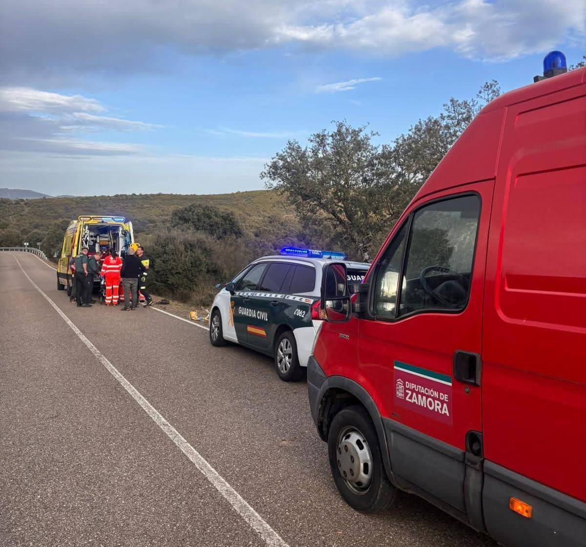 Sanitarios y agentes de la Guardia Civil atienden al vecino de Aliste tras el accidente