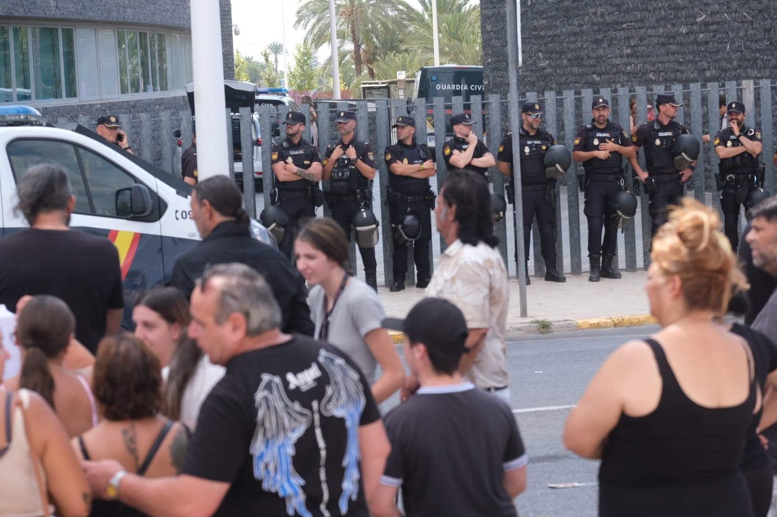 Protesta en los juzgados de Elche por la muerte de un detenido en Comisaría