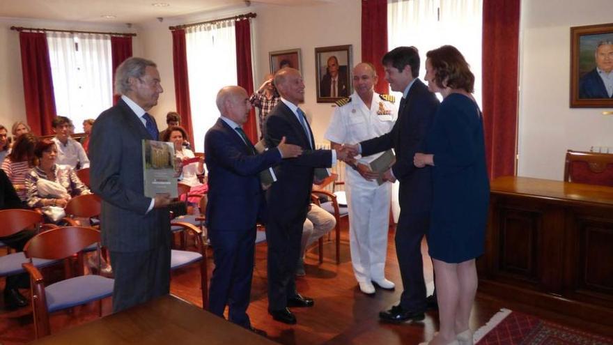 Los premiados Arturo Fernández, José Luis García, José Ramón García y el comandante Fernando Poole reciben un recuerdo de manos del alcalde de Cudillero, Ignacio Escribano, y de Otilia Requejo.