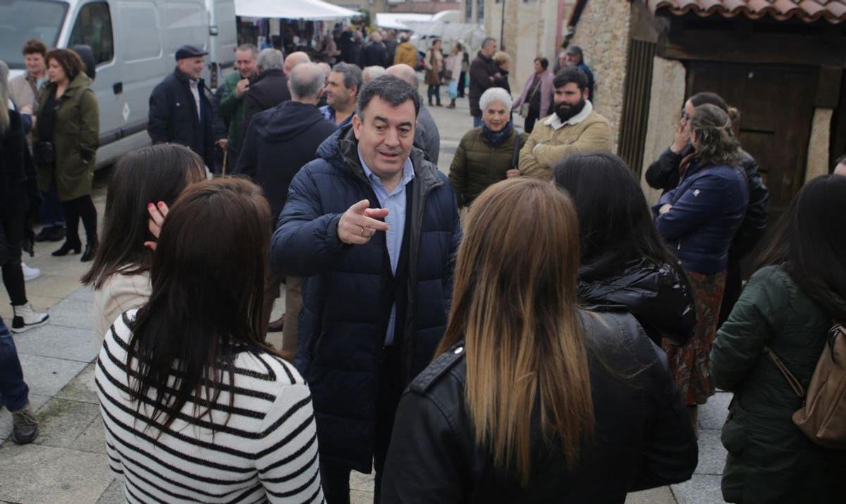 El conselleiro de Cultura, Román Rodríguez, charla con varios vecinos en Os Pendellos.   | // BERNABÉ/A. VIDAL