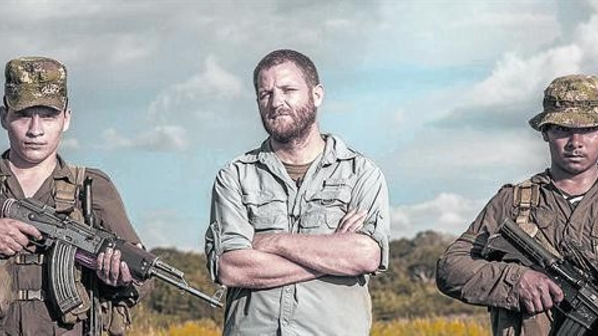 Imagen del periodista David Beriain, presentador de 'Amazonas clandestino', acompañado de dos guerilleros de las FARC colombianas.