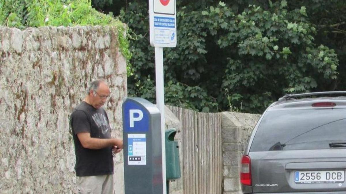 Un parquímetro en la zona azul de Llanes.