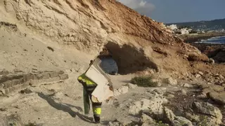 Xàbia retira les despulles del naufragi