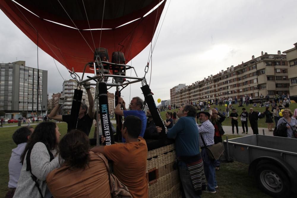 Salida de la regata de globos aerostáticos desde el "solarón", en Gijón.