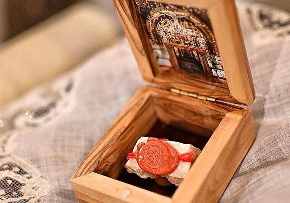 La piedra del Gólgota que custodia la Hermandad Sacramental del Rocío en Málaga.