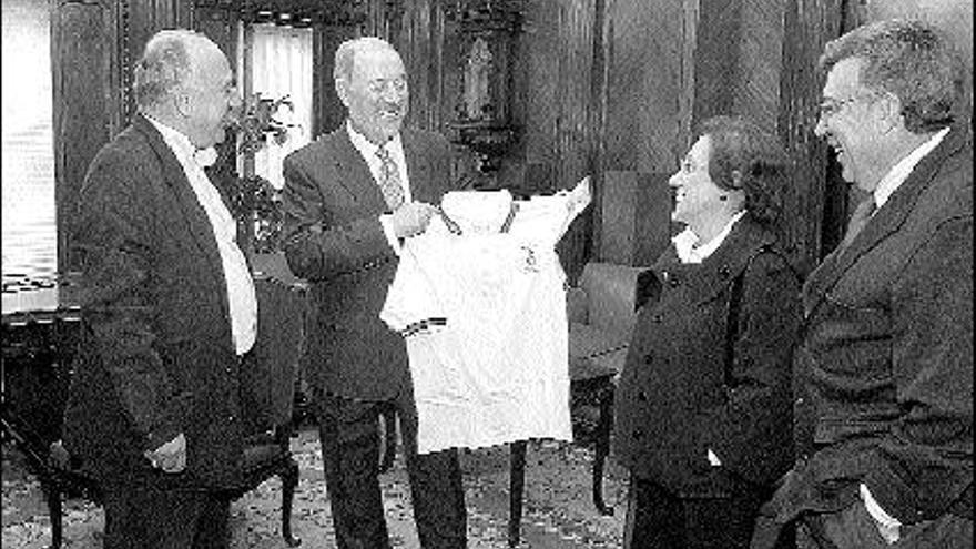 El alcalde de Oviedo, Gabino de Lorenzo, con la camiseta del Rosal que le regalaron representantes del club.