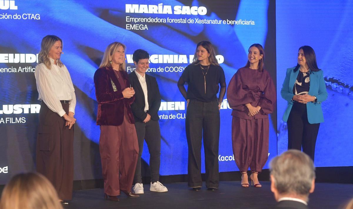 Profesionales como la productora Emma Lustres, la bombero forestal María Saco y la ingeniera Alba Meijide reivindican el deber de las empresas de dar visibilidad a las mujeres. Alfonso Rueda ve la lucha por la igualdad "inacabada" Profesionales como la productora Emma Lustres, la bombero forestal María Saco y la ingeniera Alba Meijide reivindican el deber de las empresas de dar visibilidad a las mujeres. Alfonso Rueda ve la lucha por la igualdad "inacabada"