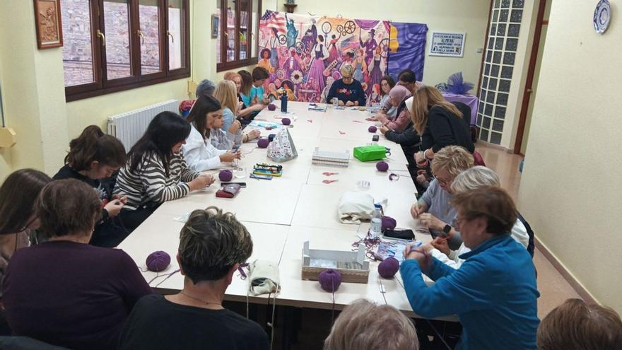 Almena logró fusionar la tradición del ganchillo, el arte y la conciencia social. | SERVICIO ESPECIAL