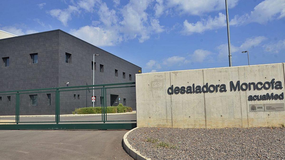 Exterior de la planta de la desaladora de Moncofa, que está gestionada actualmente por Acuamed. | MIGUEL ÁNGEL SÁNCHEZ