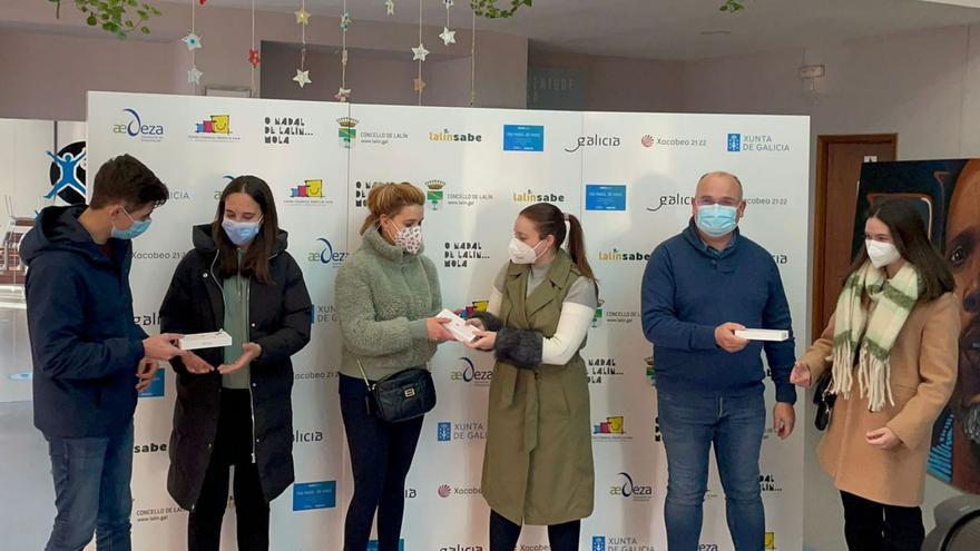 Cristina Pichel entrega los premios Carné Xove de la campaña navideña de la AED