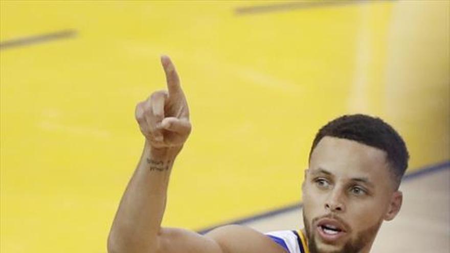 Curry, en el club de los 200