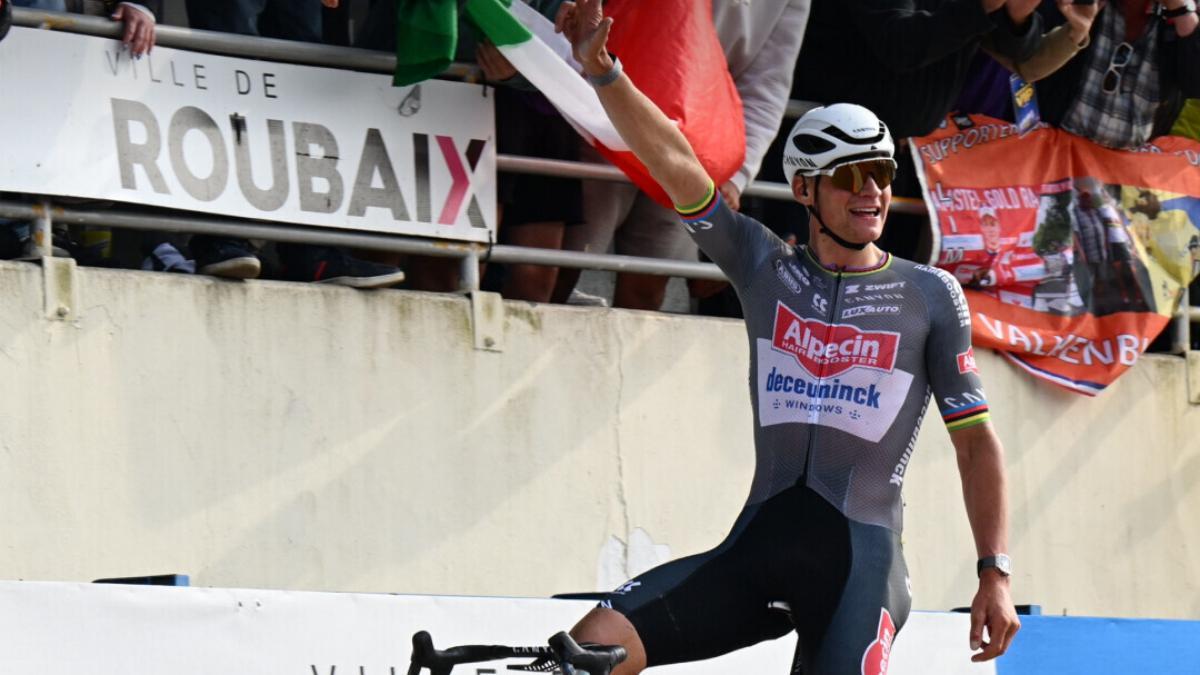 Van der Poel gana la París-Roubaix por tercera vez ante Pogacar tumbado por una moto