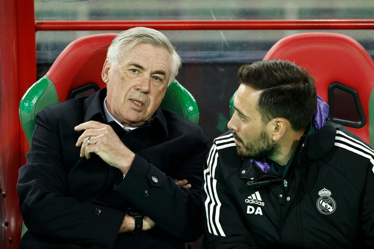 Ancelotti conversa con su hijo Davide.
