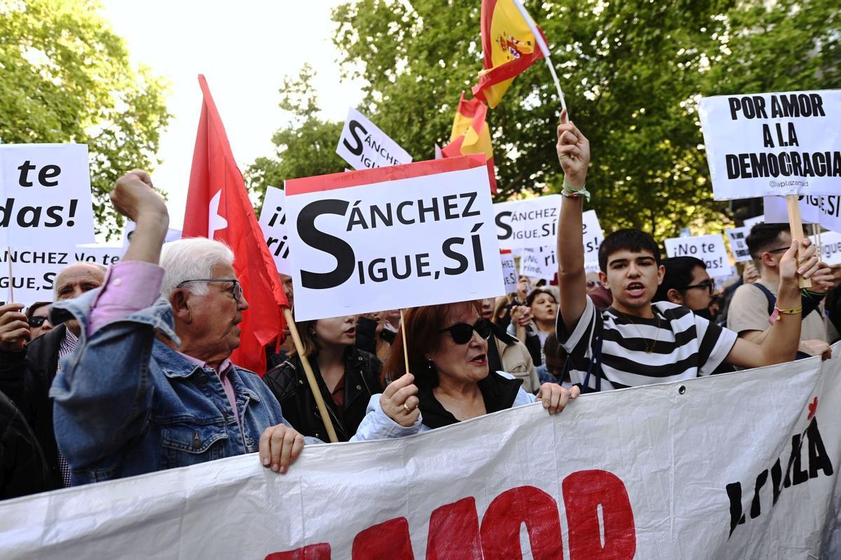 Decenas de personas durante una manifestación en apoyo a Pedro Sánchez, hoy 28 de abril de 2024, en Madrid. La manifestación se ha convocado bajo el lema ‘Sus chantajes, sus bulos y su mafia no pueden contra la democracia y contra el pueblo’