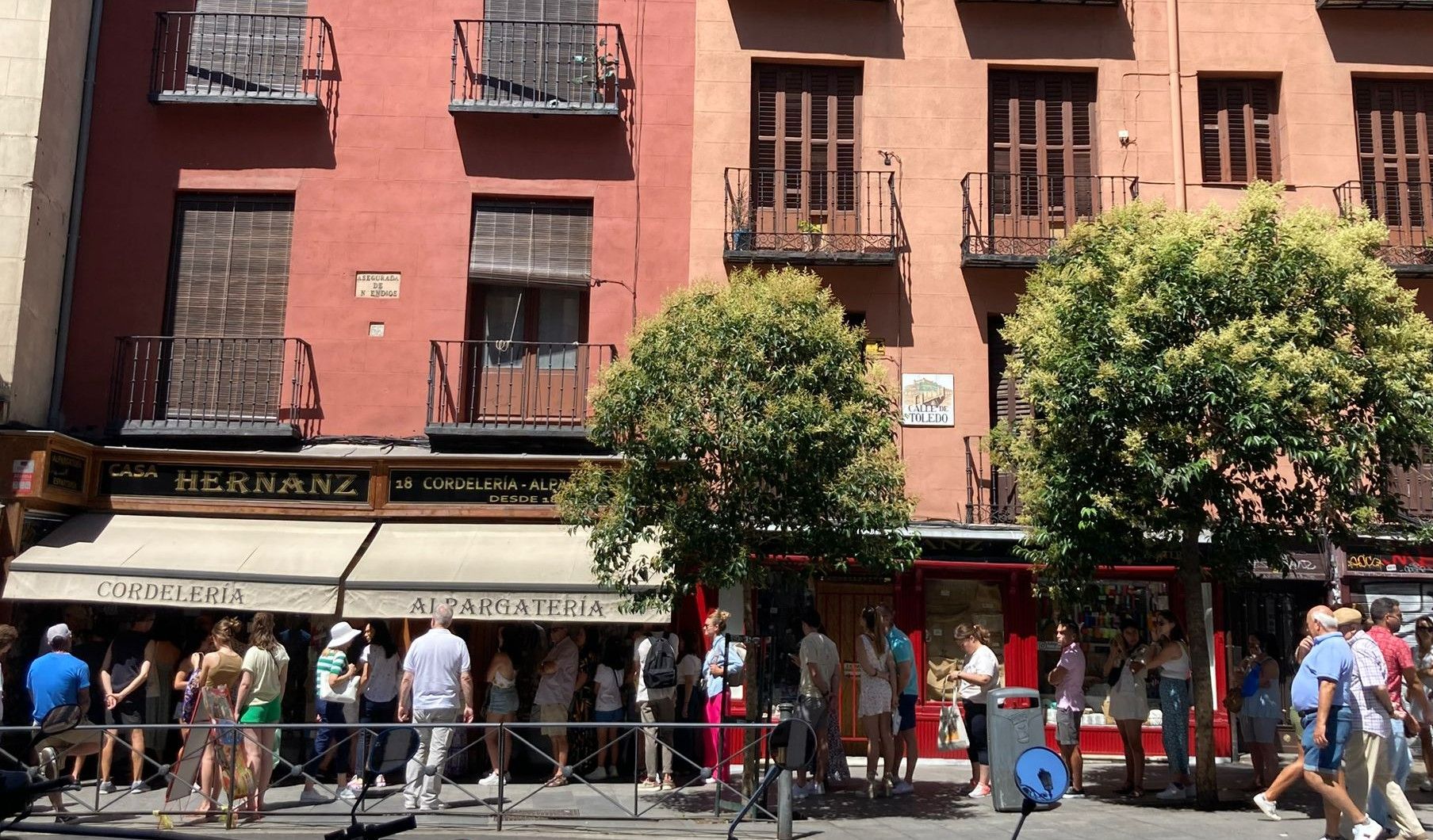CASA HERNANZ | ¿Por qué la gente hace colas de una hora a 40 grados en esta  alpargatería de Madrid?