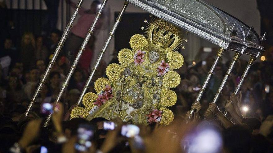 La Blanca Paloma vuelve a su Santuario tras más de nueve horas de procesión