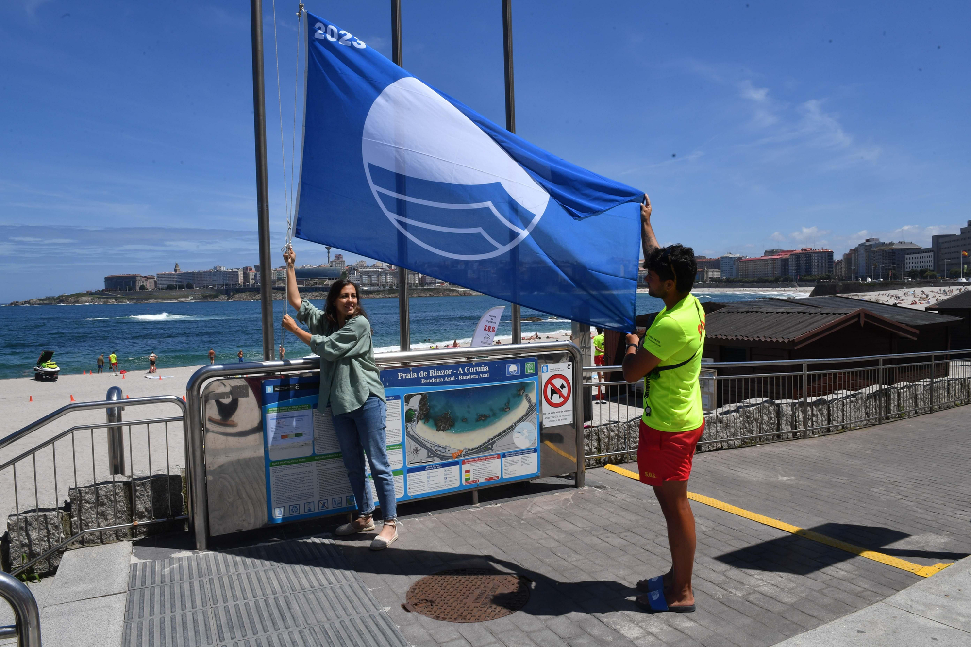 Izado de cinco banderas azules desde Oza hasta Riazor