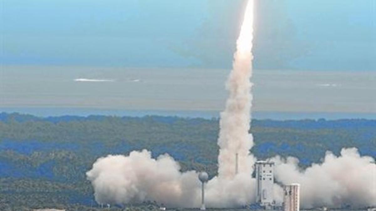 Despegue del cohete europeo Vega con el IXV en su parte superior, ayer en la base guayanesa de Kurú.