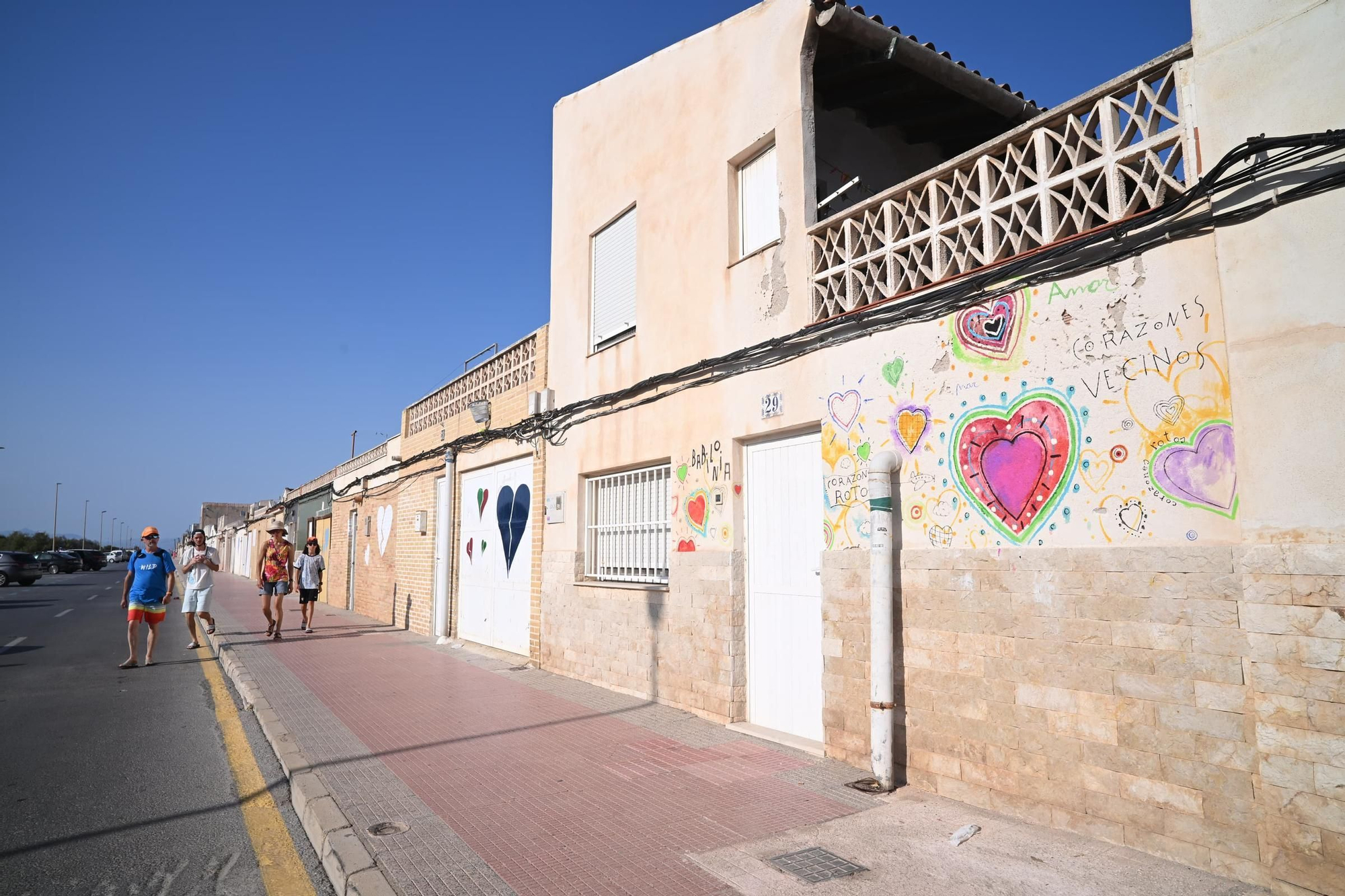 Corazones rotos en playa Babilonia: Los vecinos piden apoyo para mantener las casas en pie