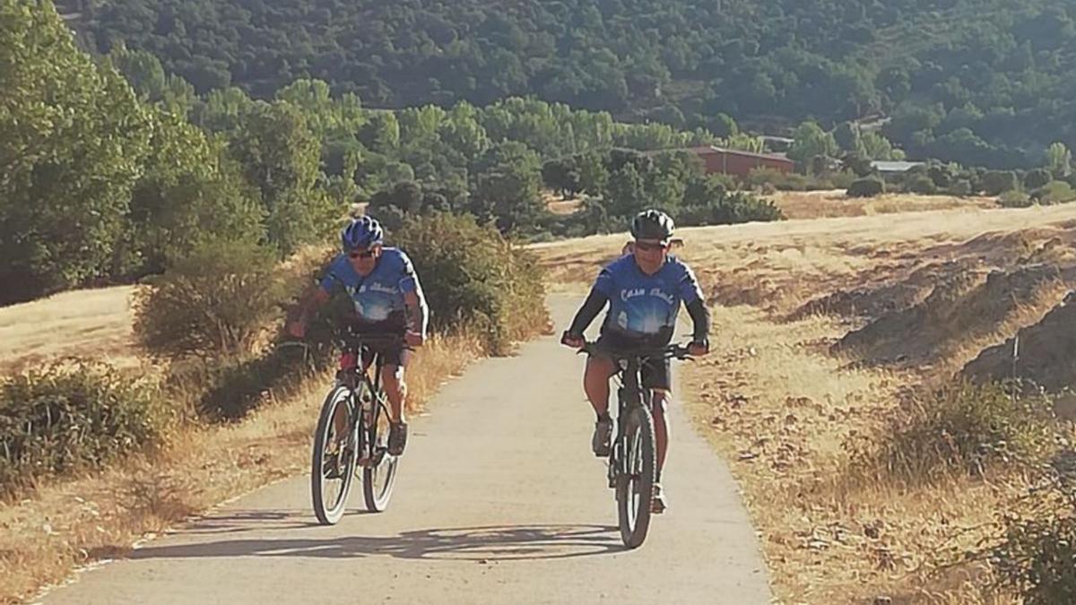  Manuel Anjo Pires practica el ciclismo por Aliste con su amigo Daniel Ferreira.
