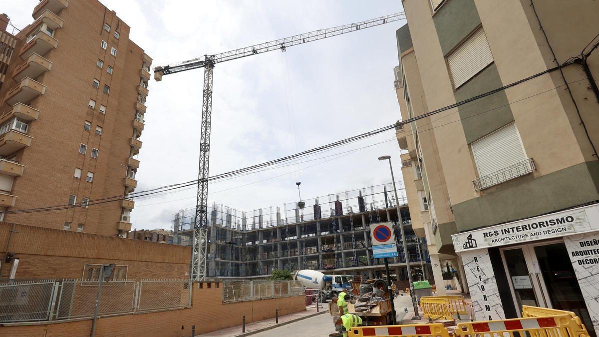 Obras y operarios en la construcción del edificio que albergará la futura residencia de Centrofama de Murcia.