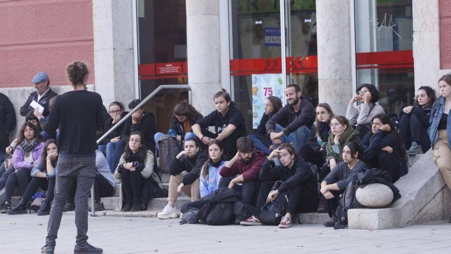 Assistents a la formació davant el mercat del Lleó