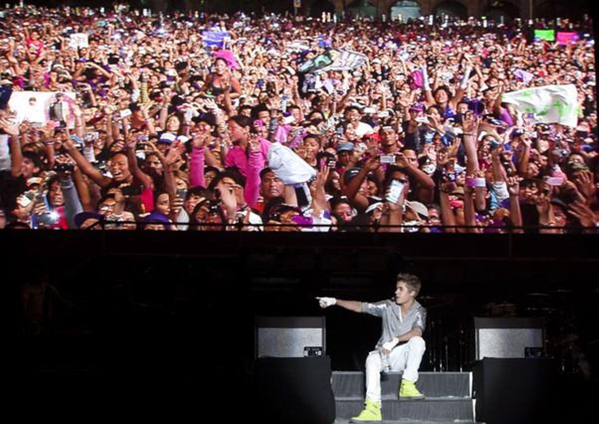 Justin Bieber, durant un moment de la seva actuació al Zócalo de Mèxic. Justin Bieber, durant un moment de la seva actuació al Zócalo de Mèxic.