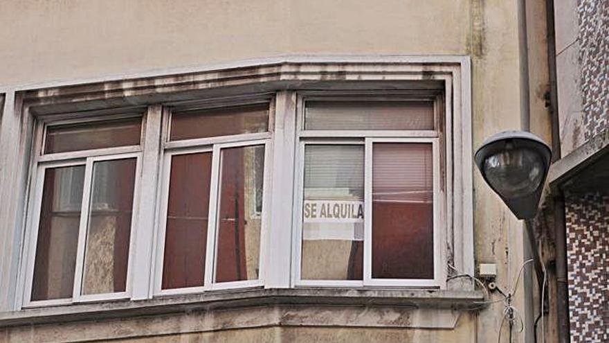 Anuncio de alquiler en la ventana de un piso de A Coruña.