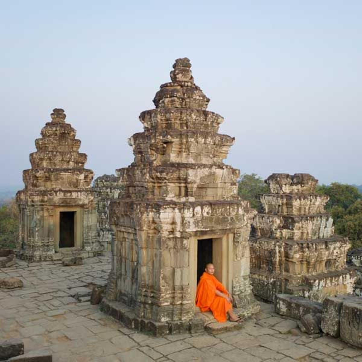 Monje budista descansando en las ruinas de Angkor Wat.