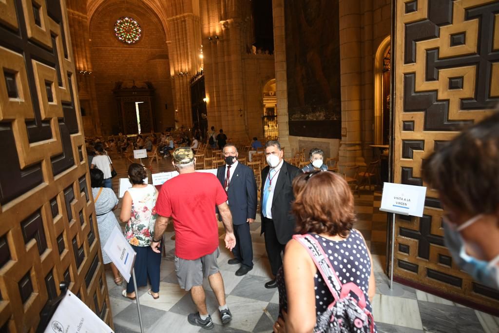 Colas para venerar a la Fuensanta, que se queda en la Catedral de Murcia