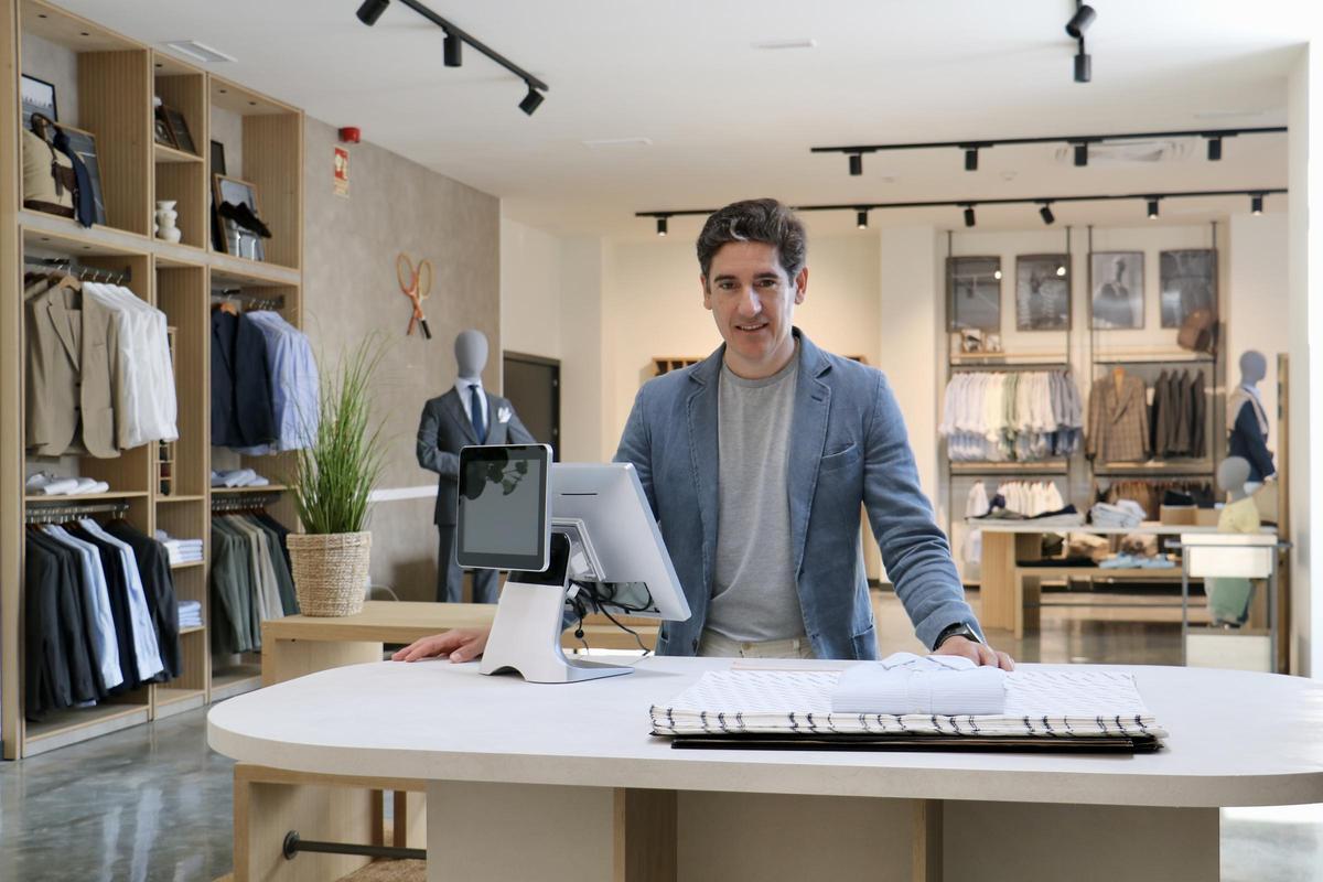 Pablo López, en la tienda que se ha construido para las prácticas.