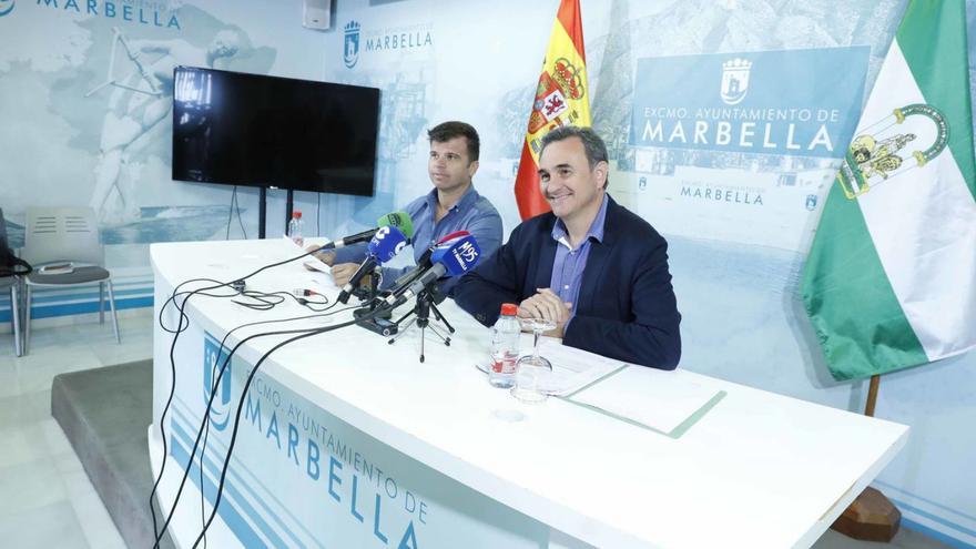 Los concejales Diego López y Félix Romero, ayer, durante el anuncio de las medidas. | L.O.