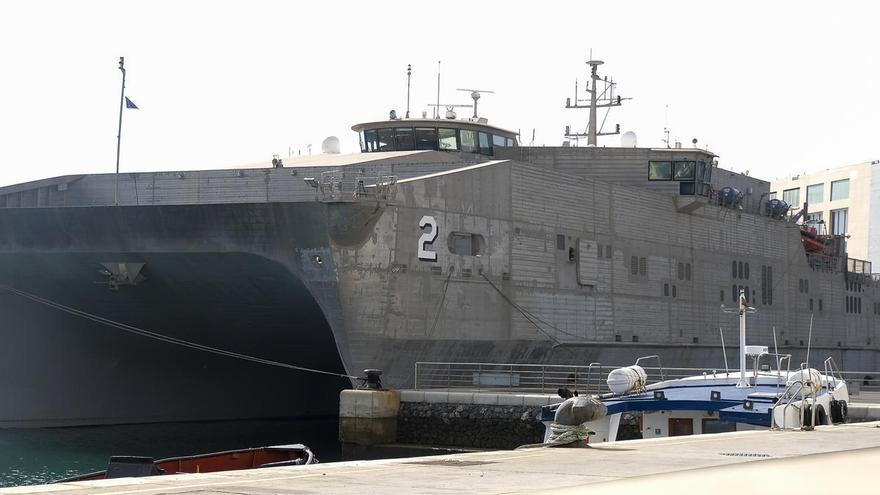 Un catamarán anfibio de la marina de EE UU causa sensación en el Puerto de Las Palmas