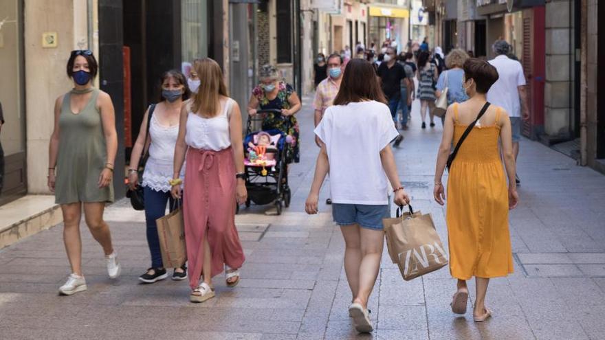 Varias personas caminan en una calle de Lleida.