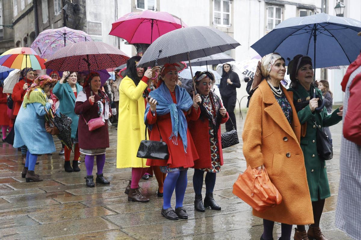 A comparsa de Maruxas e Coralias enche Compostela de cor