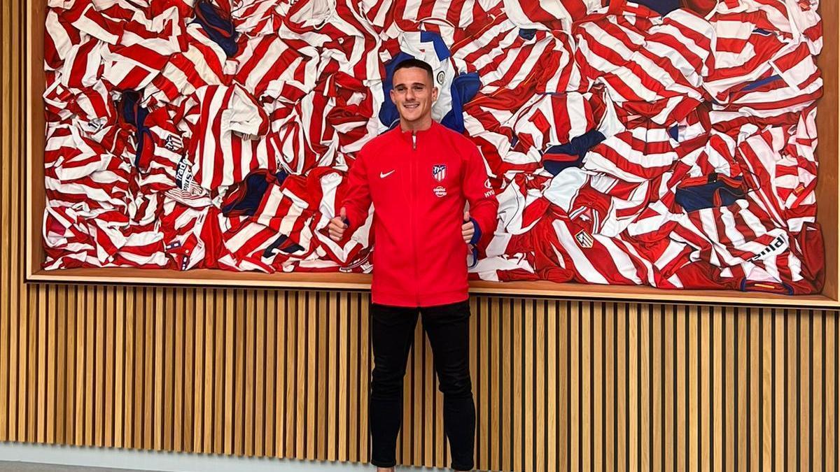 Diego Bri, con las camisetas del Atlético de Madrid de fondo