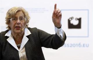 Manuela Carmena, hospitalizada tras aterrizar en Madrid con vómitos y diarrea