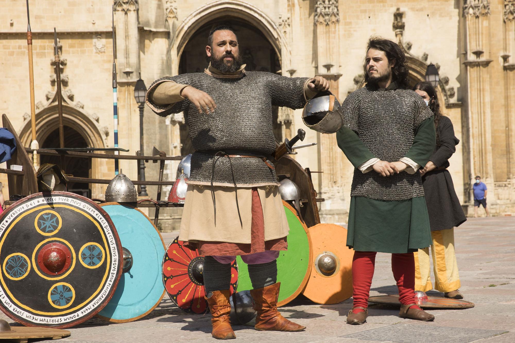 Duelo de espadas a los pies de la Catedral de Oviedo