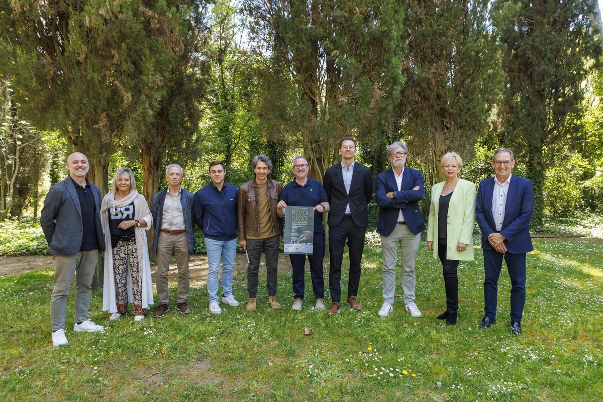 El grup format per organitzadors, autoritats i patrocinadors del festival de música clàssica, als jardins de Món Sant Benet