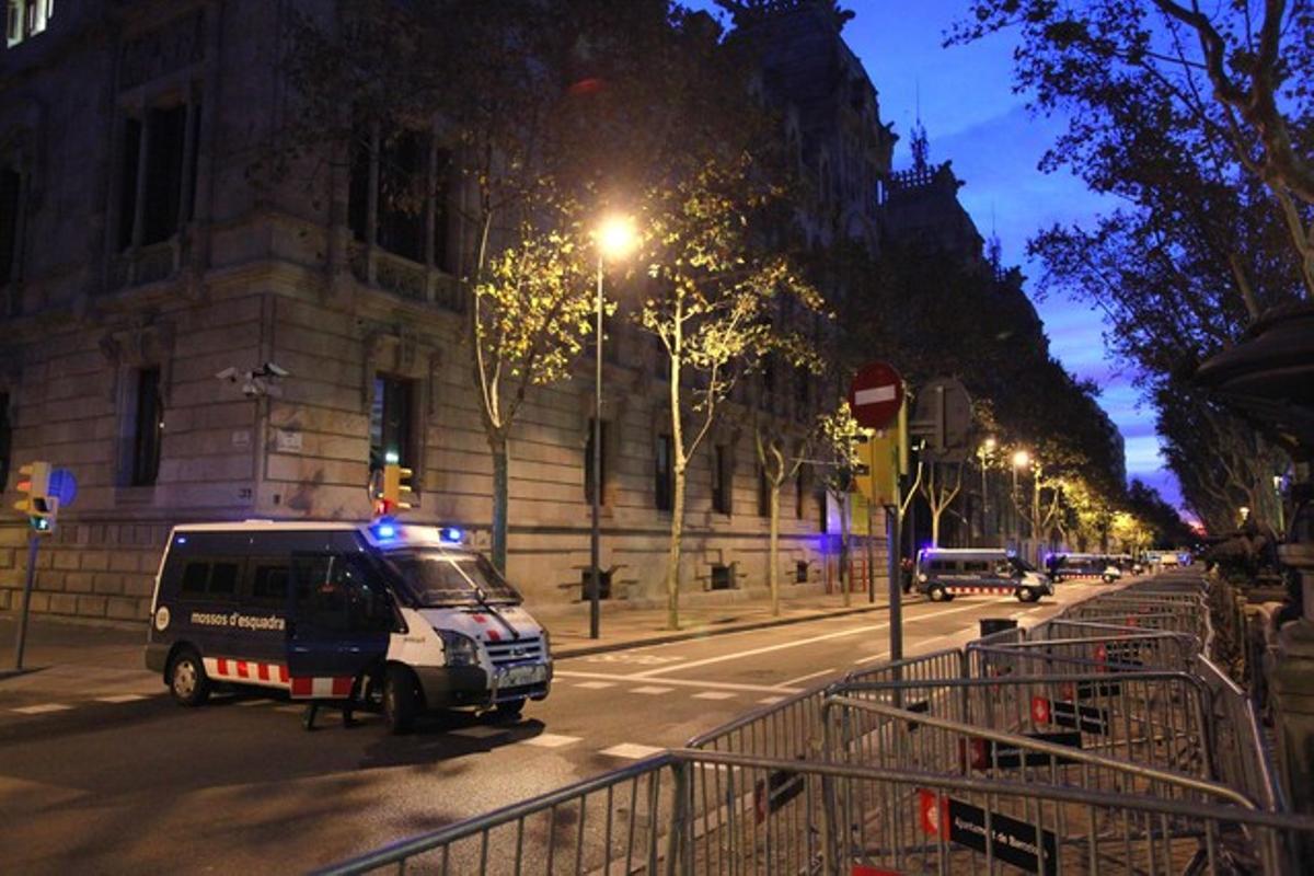 Furgonetas de los Mossos d’Esquadra, ante la sede de la Audiencia Provincial, a primera hora de este miércoles.