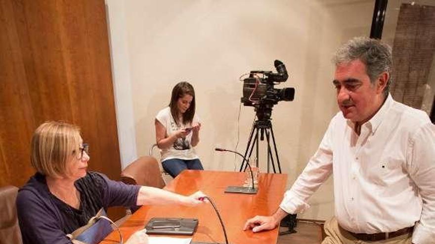 Carlos Rodríguez de la Torre conversa con Mariví Monteserín en un Pleno municipal.