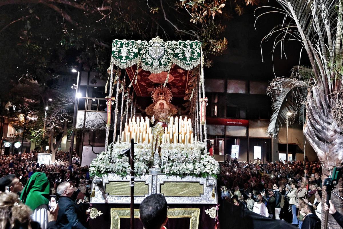 Procesión de La Macarena y El Cautivo, en Santa Cruz, este Jueves Santo.