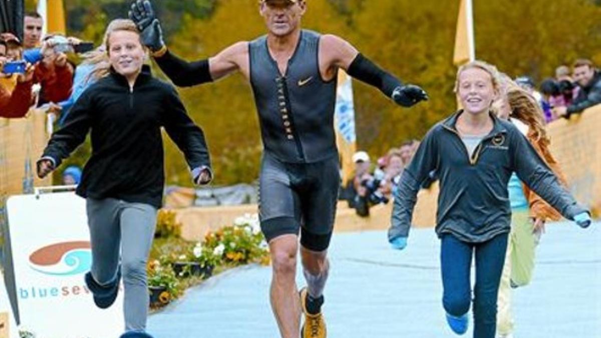 Armstrong y sus hijas, el domingo, en el triatlón de Maryland.