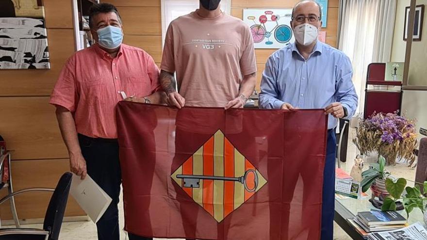 Albentosa con la bandera de Alzira en alcaldía. | LEVANTE-EMV