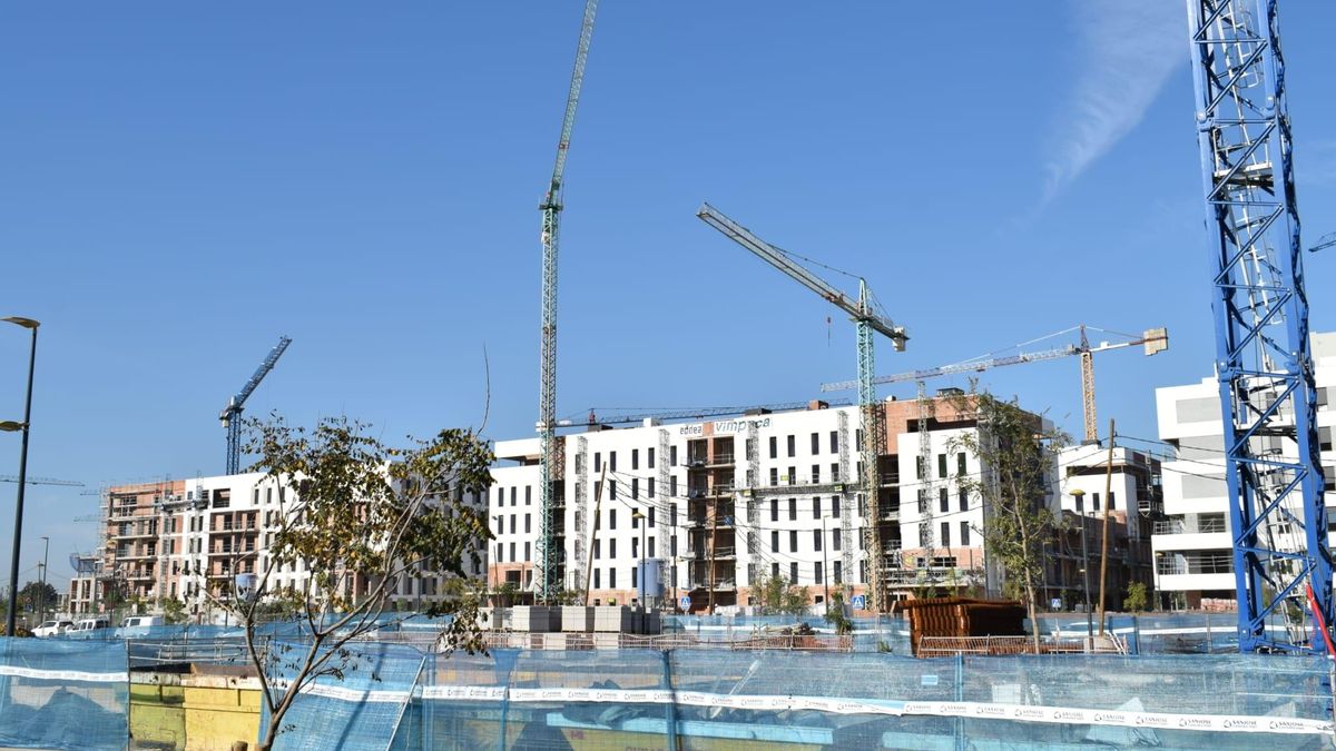 Las grúas continúan trabajando en Isla Natura, donde se prevé un total de 2.820 viviendas