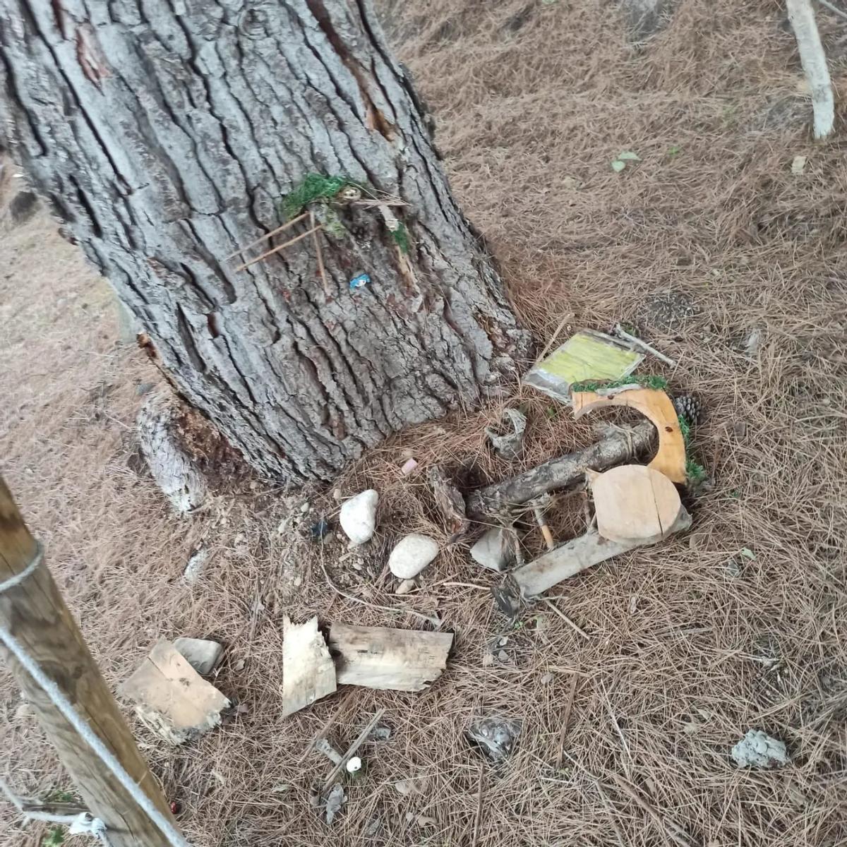 Una de las casas de los duendes en los árboles completamente destrozada.