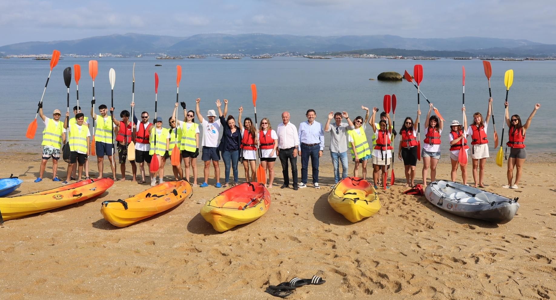 Los miembros del campamento durante la visita del alcalde de Vilanova y el secretario xeral de Emigración.