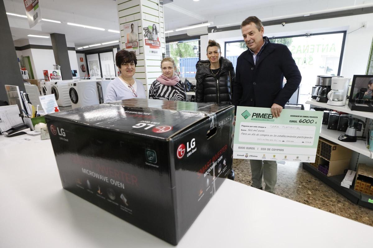 Sara Platania recoge el cheque de 6000 euros de la Pimeef Sara Platania recoge el cheque de 6000 euros de la Pimeef